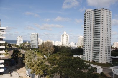 Apartamento en venta de 3 dormitorios en Punta del Este.