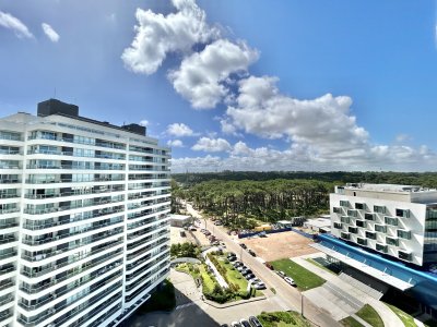 Apartamento en venta frente al mar, edificio Look Brava, Punta del Este.