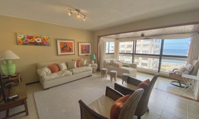 VENTA DE APARTAMENTO DE 3 DORMITORIOS EN BRAVA PUNTA DEL ESTE