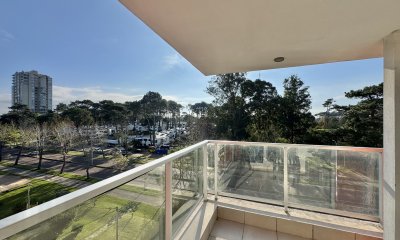 APARTAMENTO EN VENTA DE 3 DORMITORIOS Y PARRILLERO PROPIO - ROOSEVELT