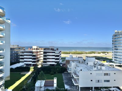 VENTA DE APARTAMENTO DE 2 DORMITORIOS EN EDIFICIO ICON BRAVA PUNTA DEL ESTE