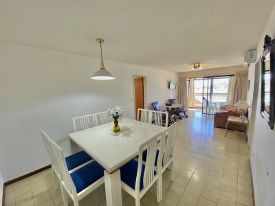 Parquemar center Apartamento de 2 dormitorios en venta ,torre con servicios a metros de playa brava 