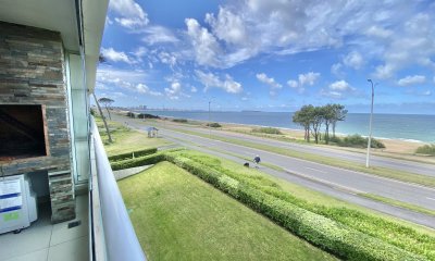 VENTA DE  APARTAMENTO DE 2 DORMITORIOS FRENTE AL MAR EN EDIFICIO CRUCEROS PUNTA DEL ESTE