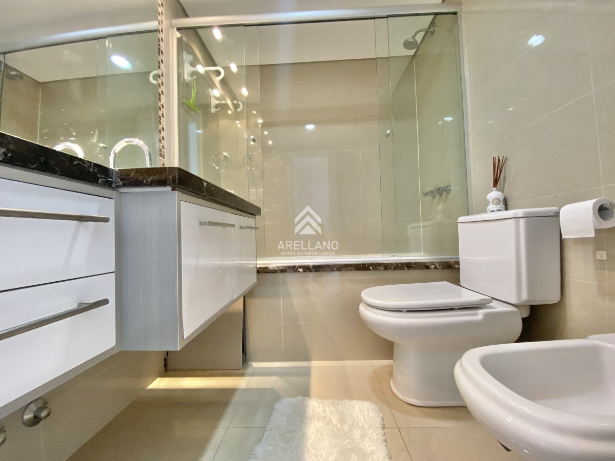 Apartamento ID.2830 - VENTA DE APARTAMENTO DE 2 DORMITORIOS EN SUITE EN EDIFICIO CASINO TOWER PUNTA DEL ESTE 