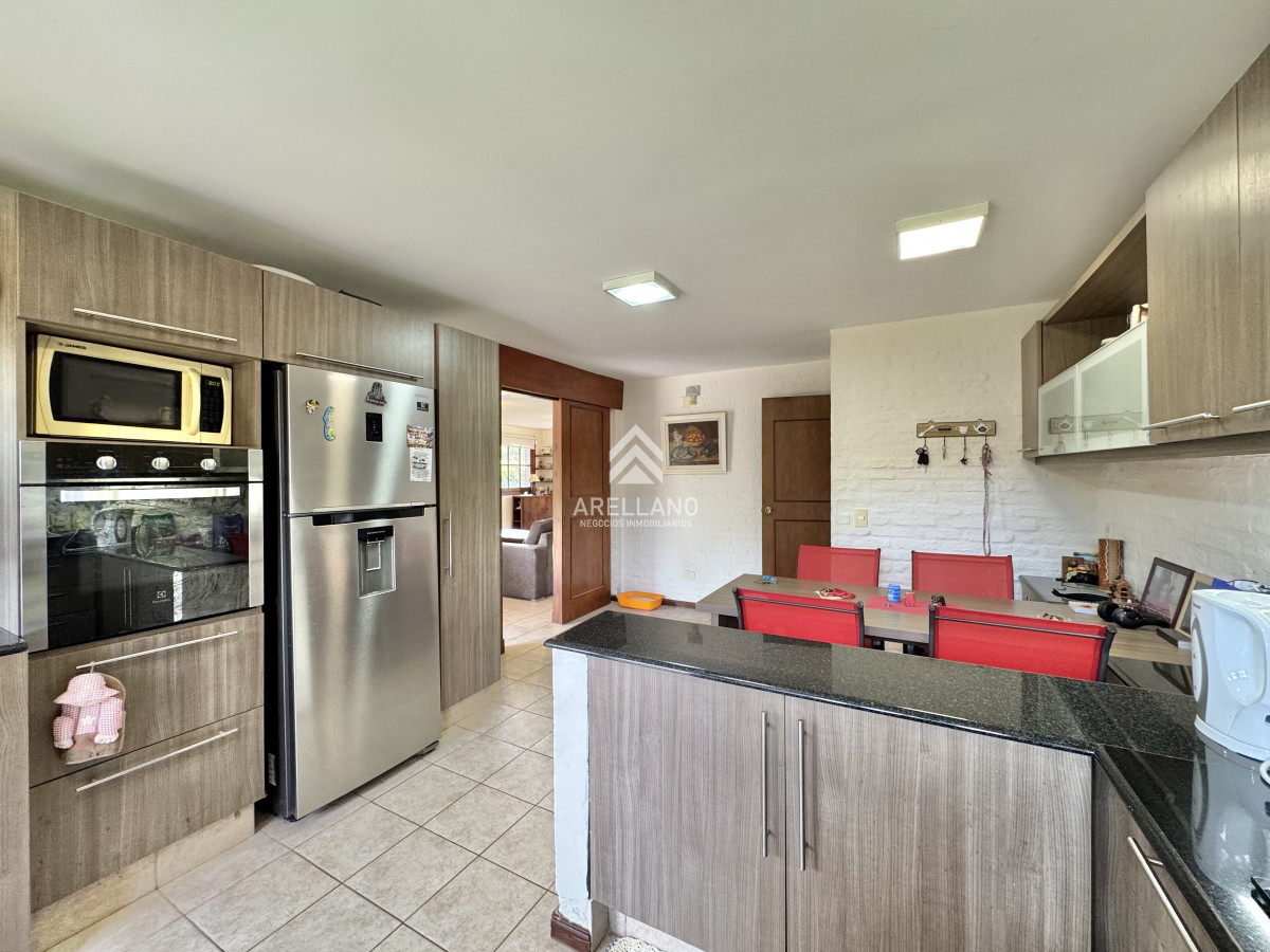 Casa ID.4771 - VENTA DE CASA 5 DORMITORIOS - JARDINES DE CORDOBA