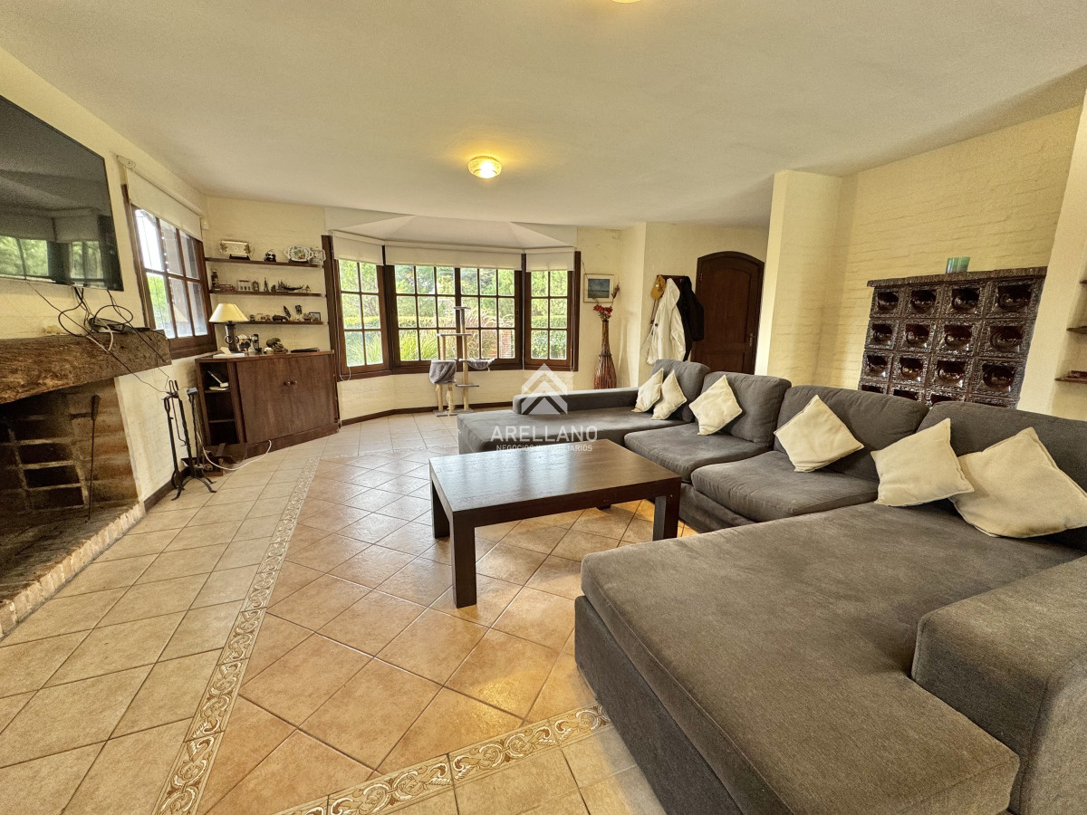 Casa ID.4771 - VENTA DE CASA 5 DORMITORIOS - JARDINES DE CORDOBA