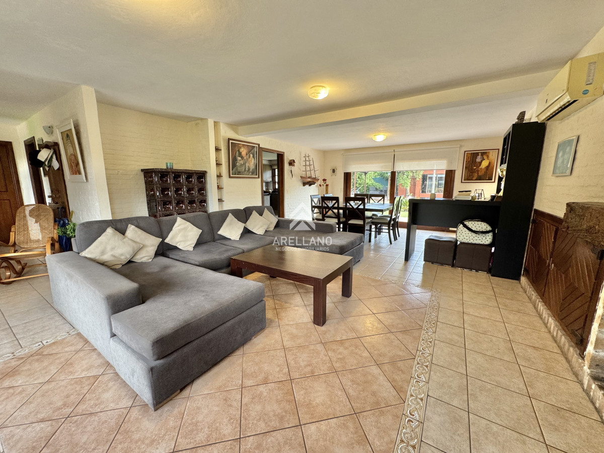 Casa ID.4771 - VENTA DE CASA 5 DORMITORIOS - JARDINES DE CORDOBA