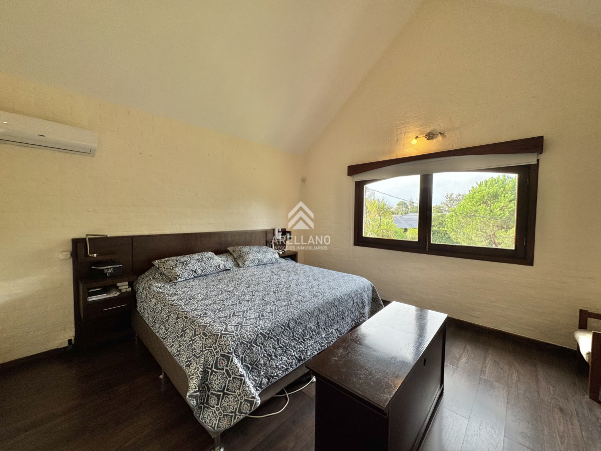 Casa ID.4771 - VENTA DE CASA 5 DORMITORIOS - JARDINES DE CORDOBA