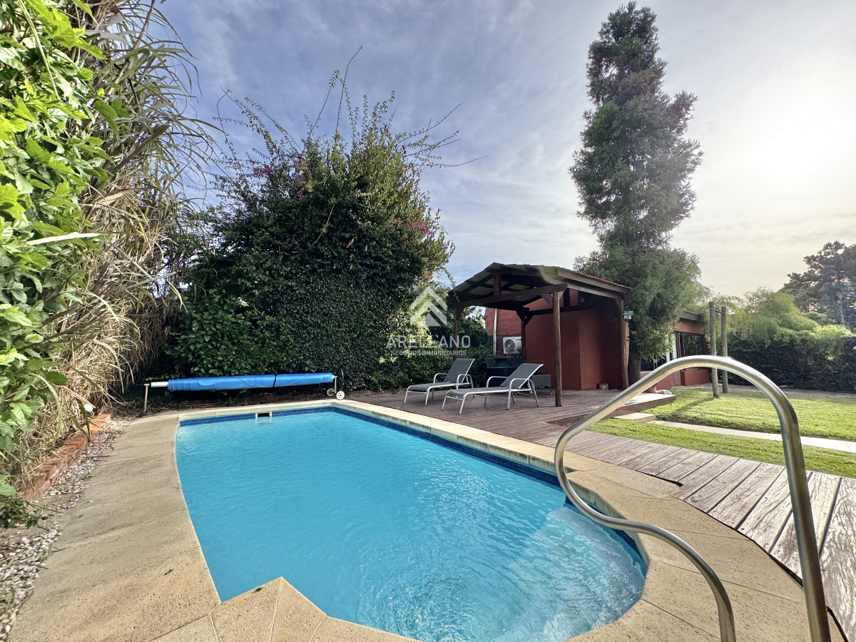Casa ID.4771 - VENTA DE CASA 5 DORMITORIOS - JARDINES DE CORDOBA