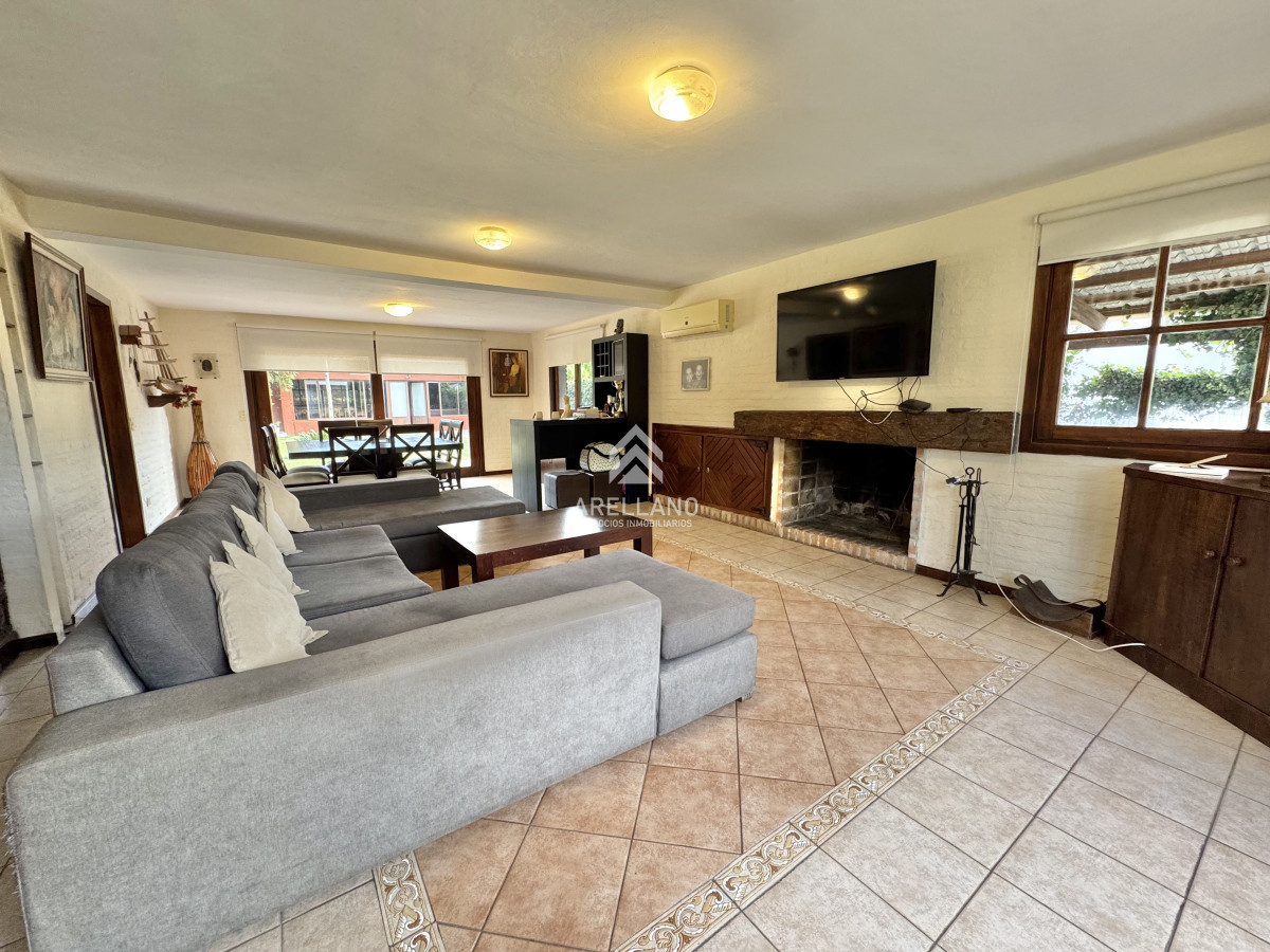 Casa ID.4771 - VENTA DE CASA 5 DORMITORIOS - JARDINES DE CORDOBA