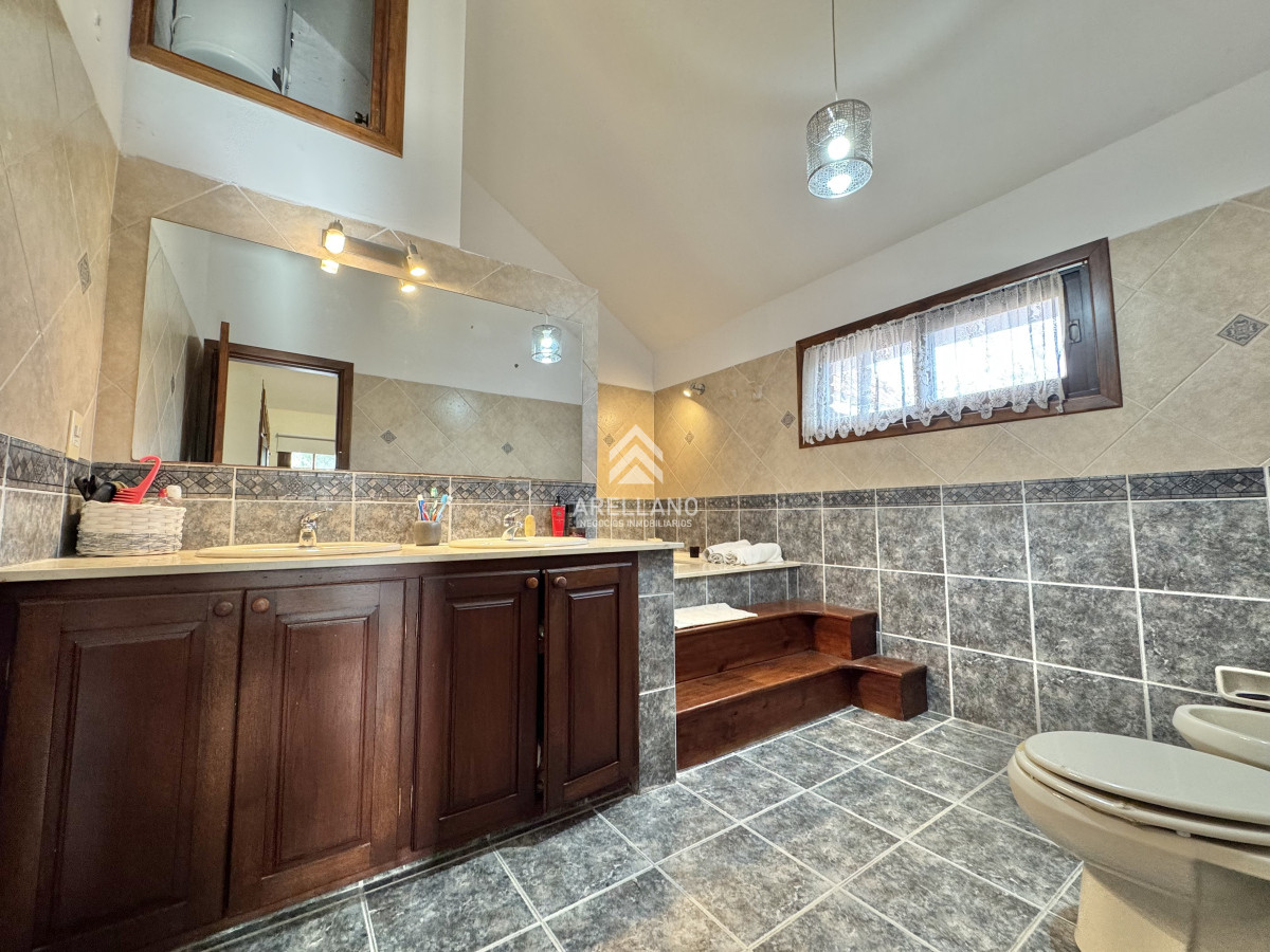 Casa ID.4771 - VENTA DE CASA 5 DORMITORIOS - JARDINES DE CORDOBA