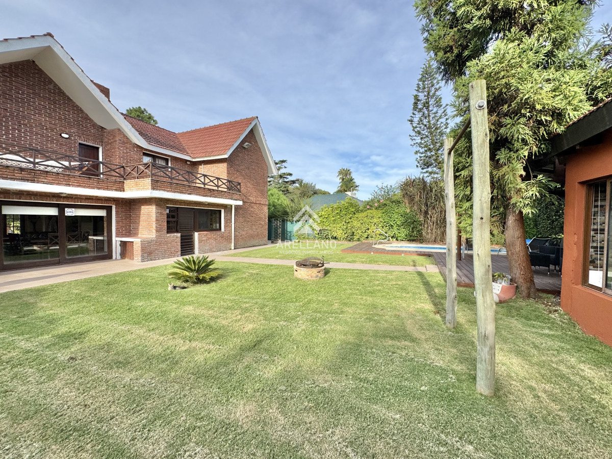 Casa ID.4771 - VENTA DE CASA 5 DORMITORIOS - JARDINES DE CORDOBA