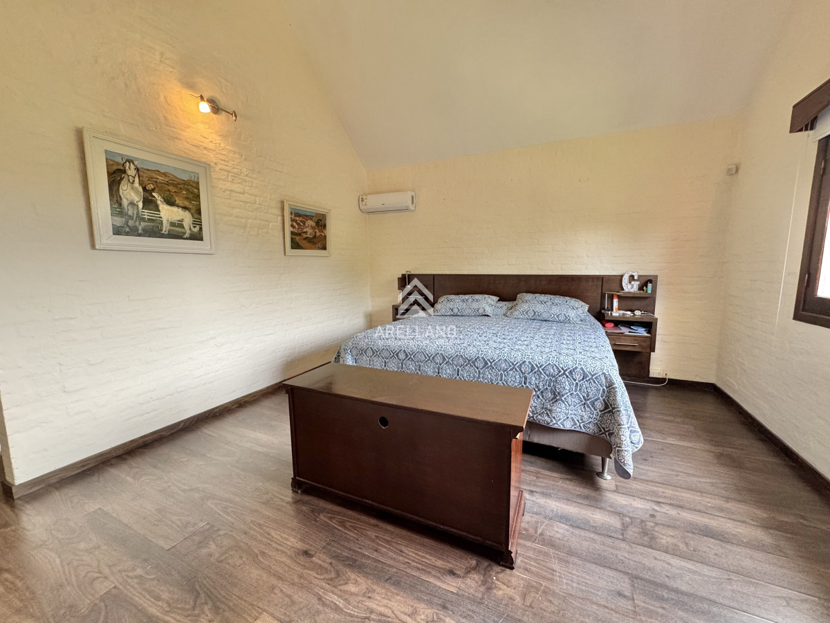 Casa ID.4771 - VENTA DE CASA 5 DORMITORIOS - JARDINES DE CORDOBA