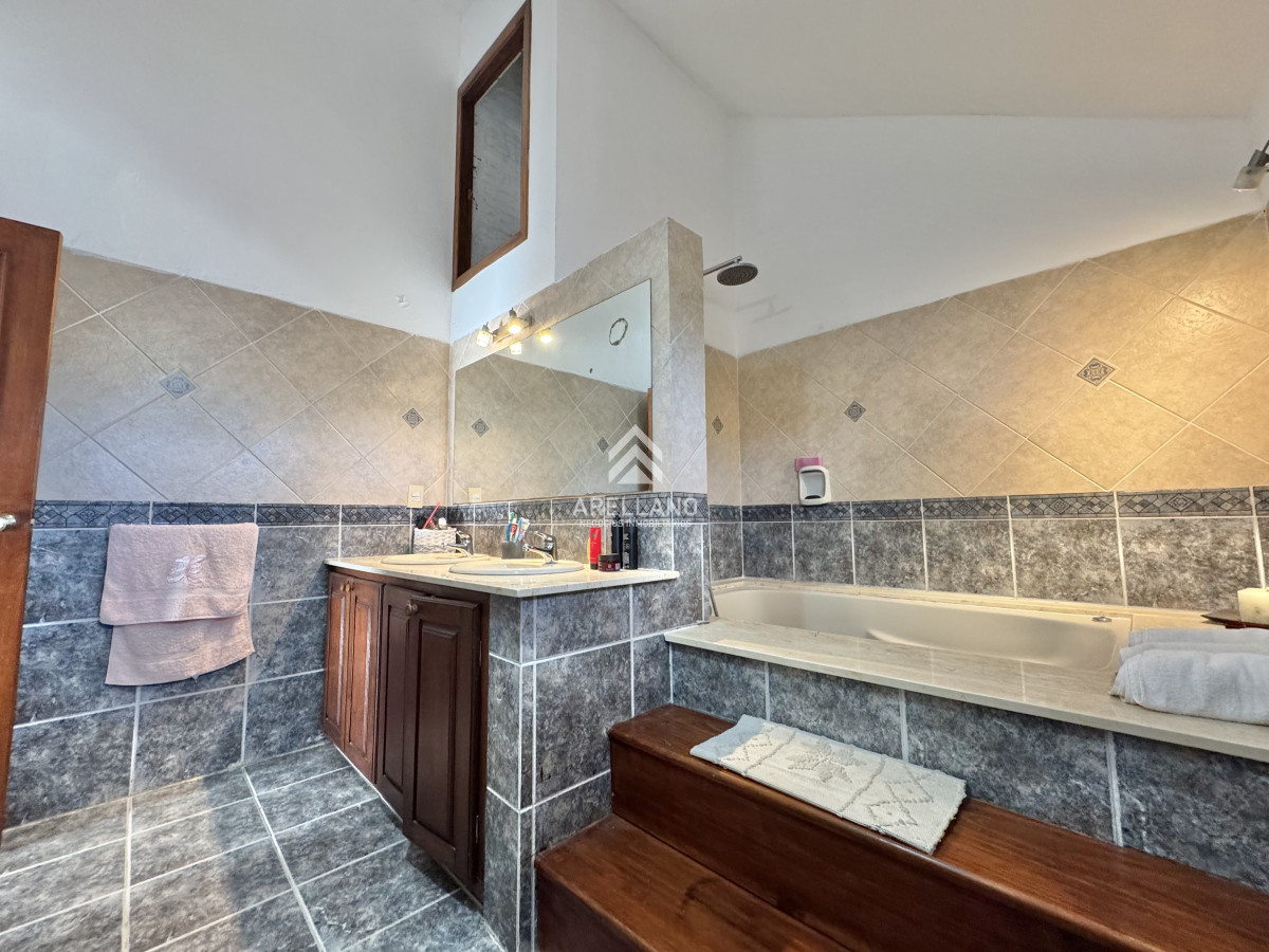 Casa ID.4771 - VENTA DE CASA 5 DORMITORIOS - JARDINES DE CORDOBA