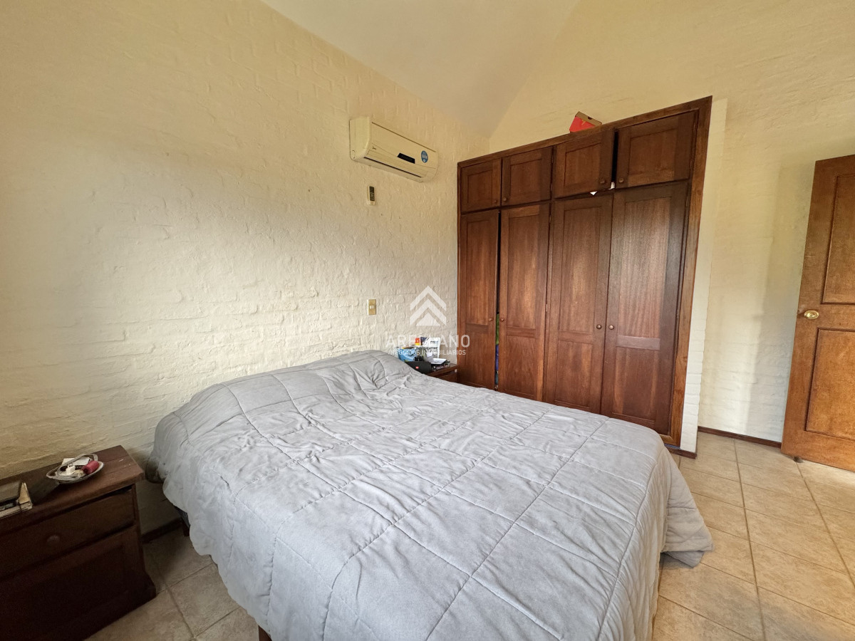 Casa ID.4771 - VENTA DE CASA 5 DORMITORIOS - JARDINES DE CORDOBA