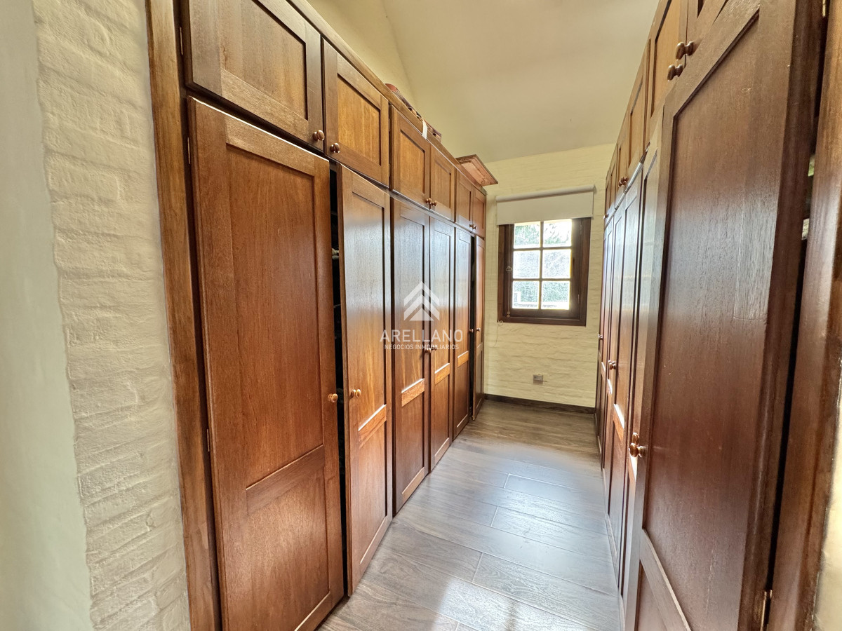 Casa ID.4771 - VENTA DE CASA 5 DORMITORIOS - JARDINES DE CORDOBA