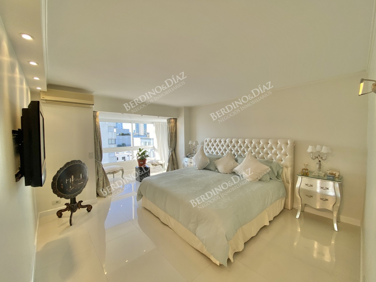 Apartamento ID.1067 - Apartamento en  Venta  frente a Playa Mansa 