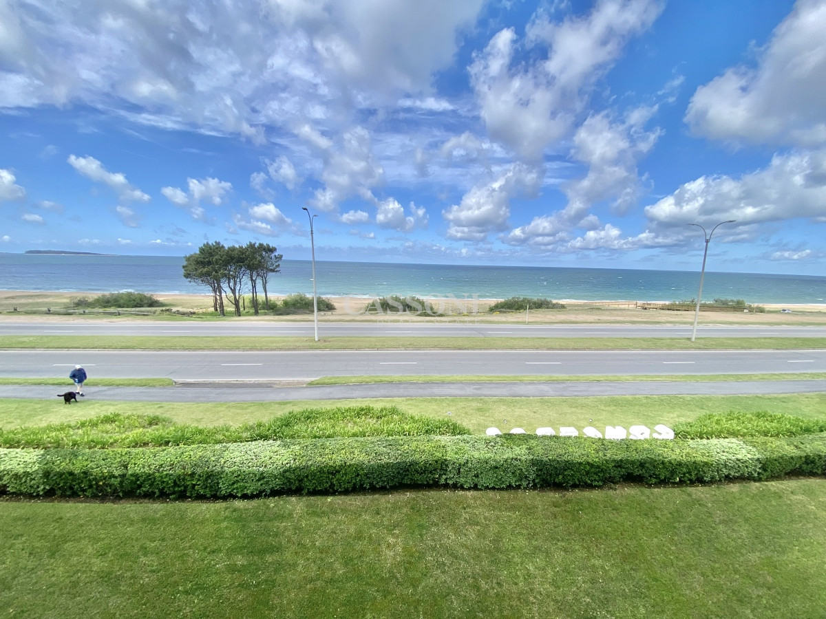 Apartamento ID.751 - VENTA DE  APARTAMENTO DE 2 DORMITORIOS FRENTE AL MAR EN EDIFICIO CRUCEROS PUNTA DEL ESTE 