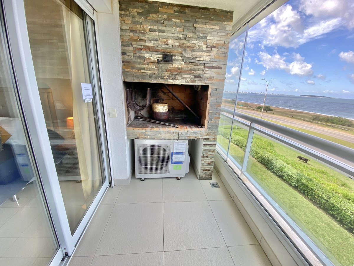 Apartamento ID.751 - VENTA DE  APARTAMENTO DE 2 DORMITORIOS FRENTE AL MAR EN EDIFICIO CRUCEROS PUNTA DEL ESTE 