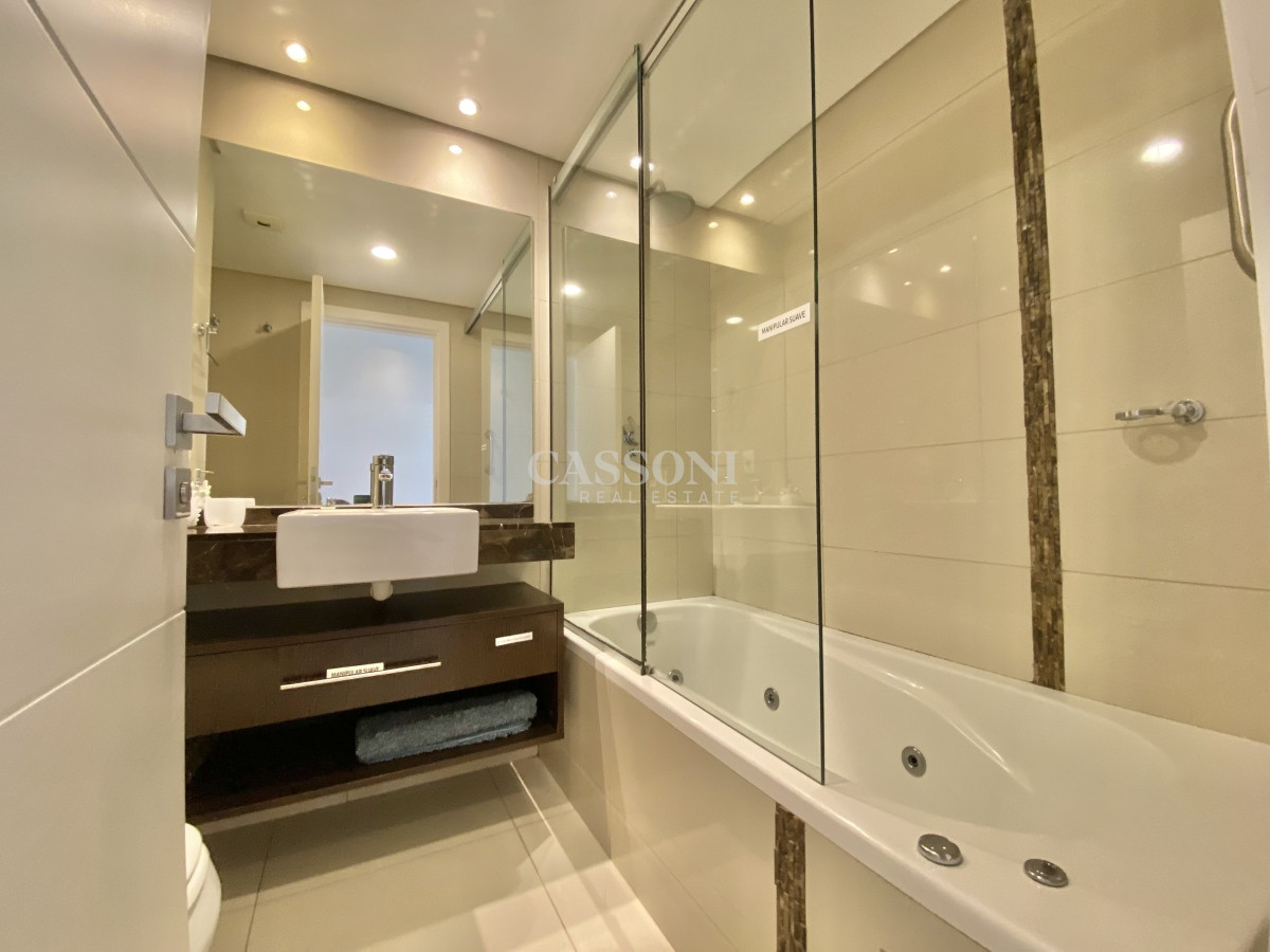 Apartamento ID.751 - VENTA DE  APARTAMENTO DE 2 DORMITORIOS FRENTE AL MAR EN EDIFICIO CRUCEROS PUNTA DEL ESTE 
