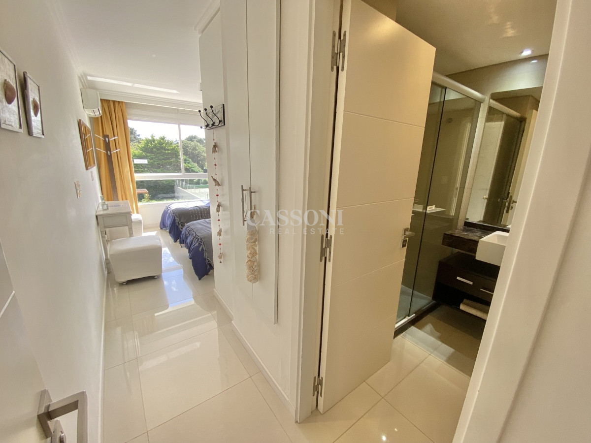 Apartamento ID.751 - VENTA DE  APARTAMENTO DE 2 DORMITORIOS FRENTE AL MAR EN EDIFICIO CRUCEROS PUNTA DEL ESTE 