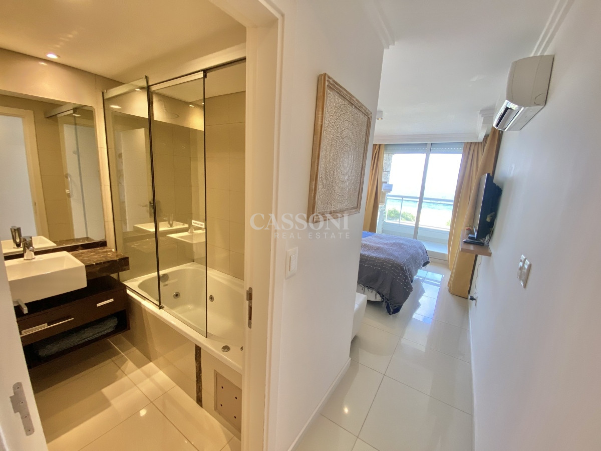 Apartamento ID.751 - VENTA DE  APARTAMENTO DE 2 DORMITORIOS FRENTE AL MAR EN EDIFICIO CRUCEROS PUNTA DEL ESTE 