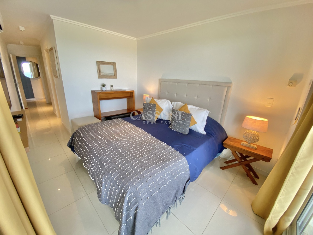 Apartamento ID.751 - VENTA DE  APARTAMENTO DE 2 DORMITORIOS FRENTE AL MAR EN EDIFICIO CRUCEROS PUNTA DEL ESTE 