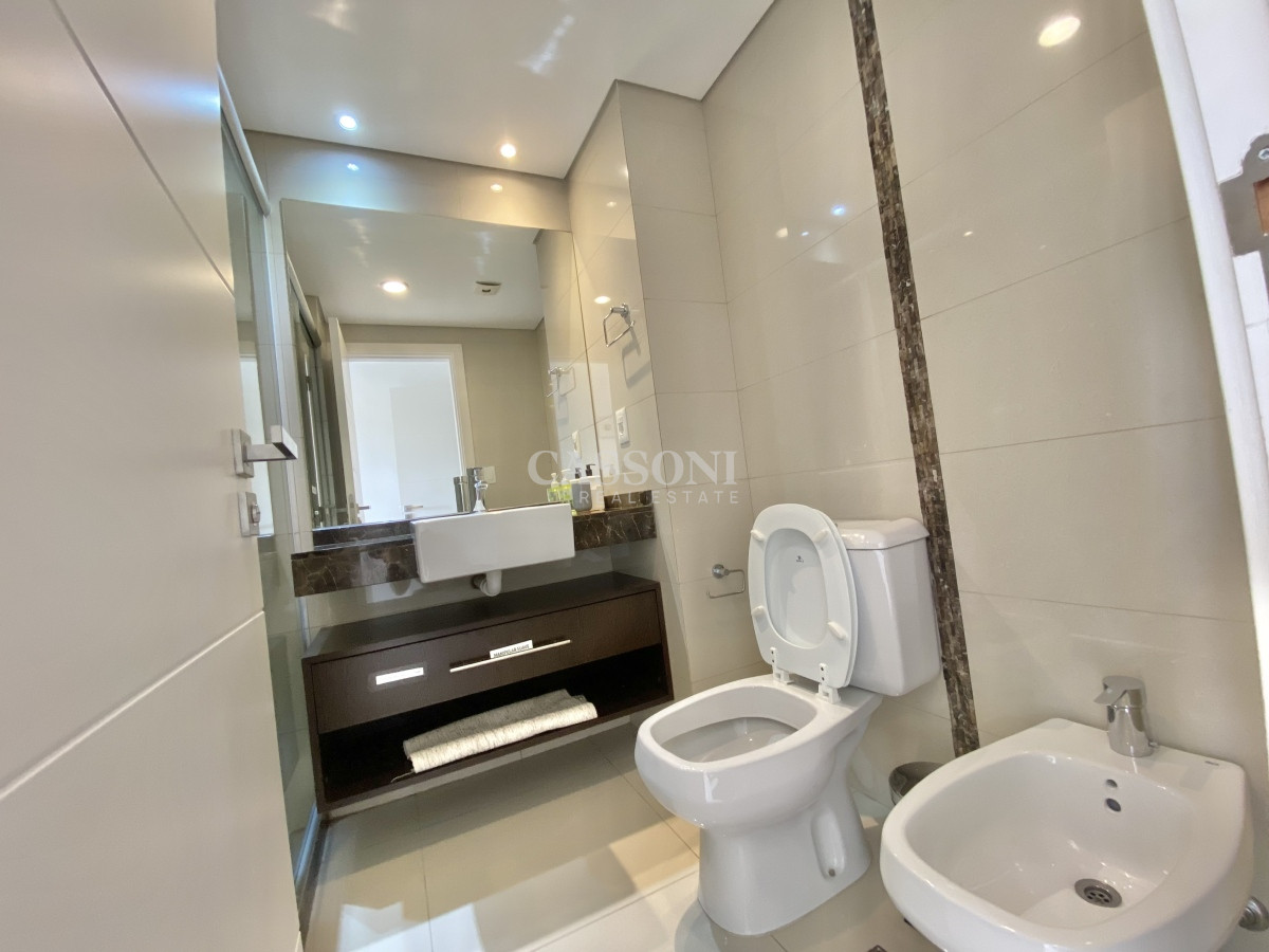 Apartamento ID.751 - VENTA DE  APARTAMENTO DE 2 DORMITORIOS FRENTE AL MAR EN EDIFICIO CRUCEROS PUNTA DEL ESTE 