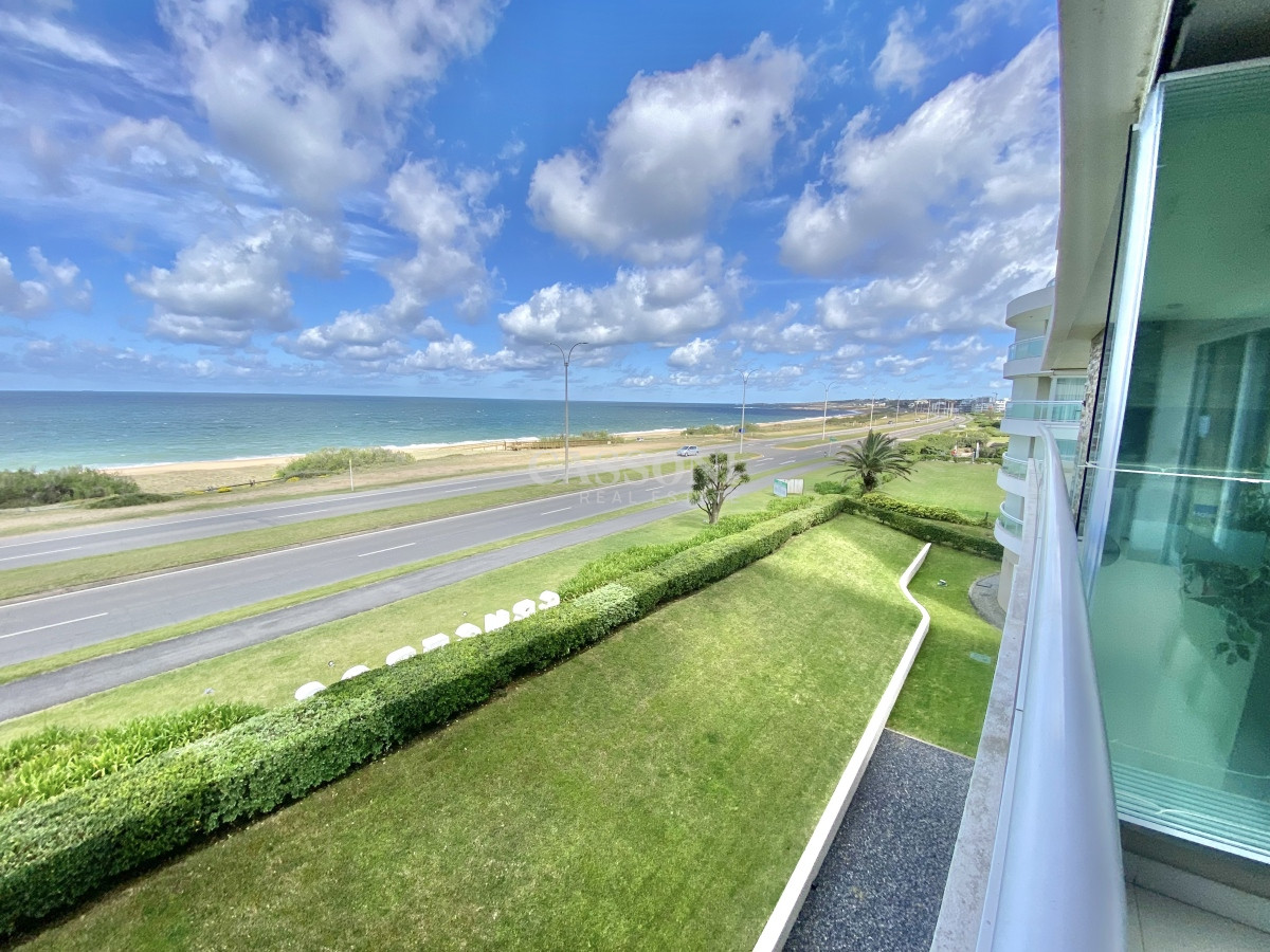 Apartamento ID.751 - VENTA DE  APARTAMENTO DE 2 DORMITORIOS FRENTE AL MAR EN EDIFICIO CRUCEROS PUNTA DEL ESTE 
