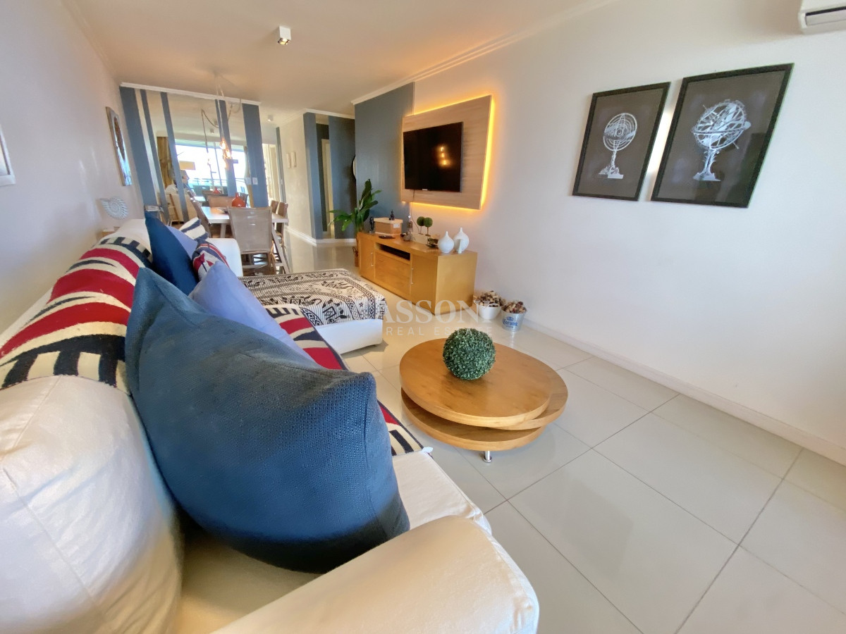 Apartamento ID.751 - VENTA DE  APARTAMENTO DE 2 DORMITORIOS FRENTE AL MAR EN EDIFICIO CRUCEROS PUNTA DEL ESTE 