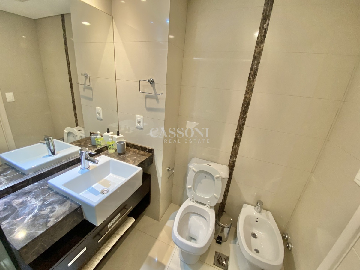 Apartamento ID.751 - VENTA DE  APARTAMENTO DE 2 DORMITORIOS FRENTE AL MAR EN EDIFICIO CRUCEROS PUNTA DEL ESTE 