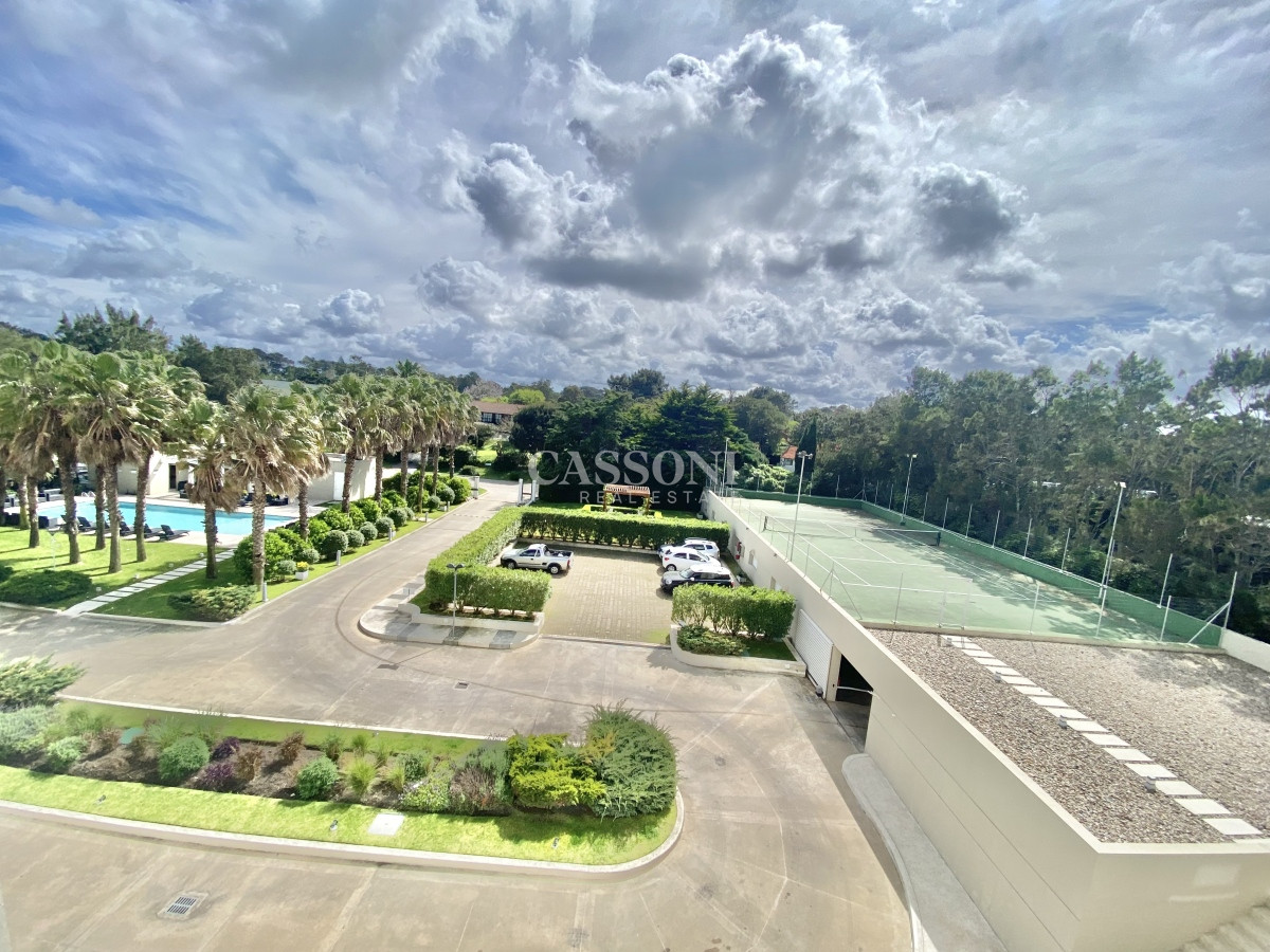 Apartamento ID.751 - VENTA DE  APARTAMENTO DE 2 DORMITORIOS FRENTE AL MAR EN EDIFICIO CRUCEROS PUNTA DEL ESTE 