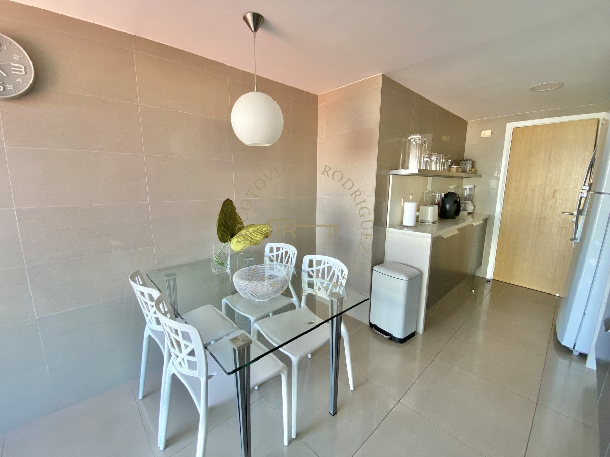 Apartamento ID.1618 - VENTA DE APARTAMENTO 3 DORMITORIOS + DEPENDENCIA PLAYA MANSA