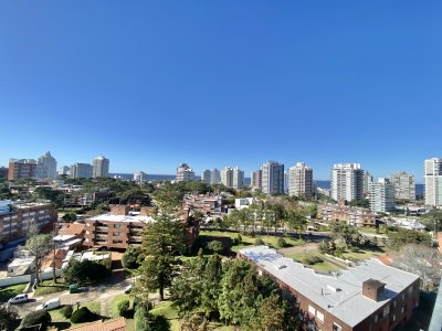 VENTA DE APARTAMENTO PENTHOUSE DE 3 DORMITORIOS , MANSA, PUNTA DEL ESTE 