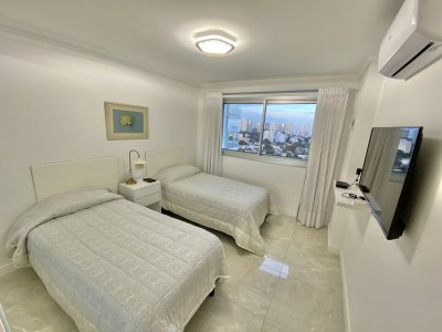 ALQUILER TEMPORAL APARTAMENTO DE 2 DORMITORIOS EN MANSA PUNTA DEL ESTE  - RSP14195A