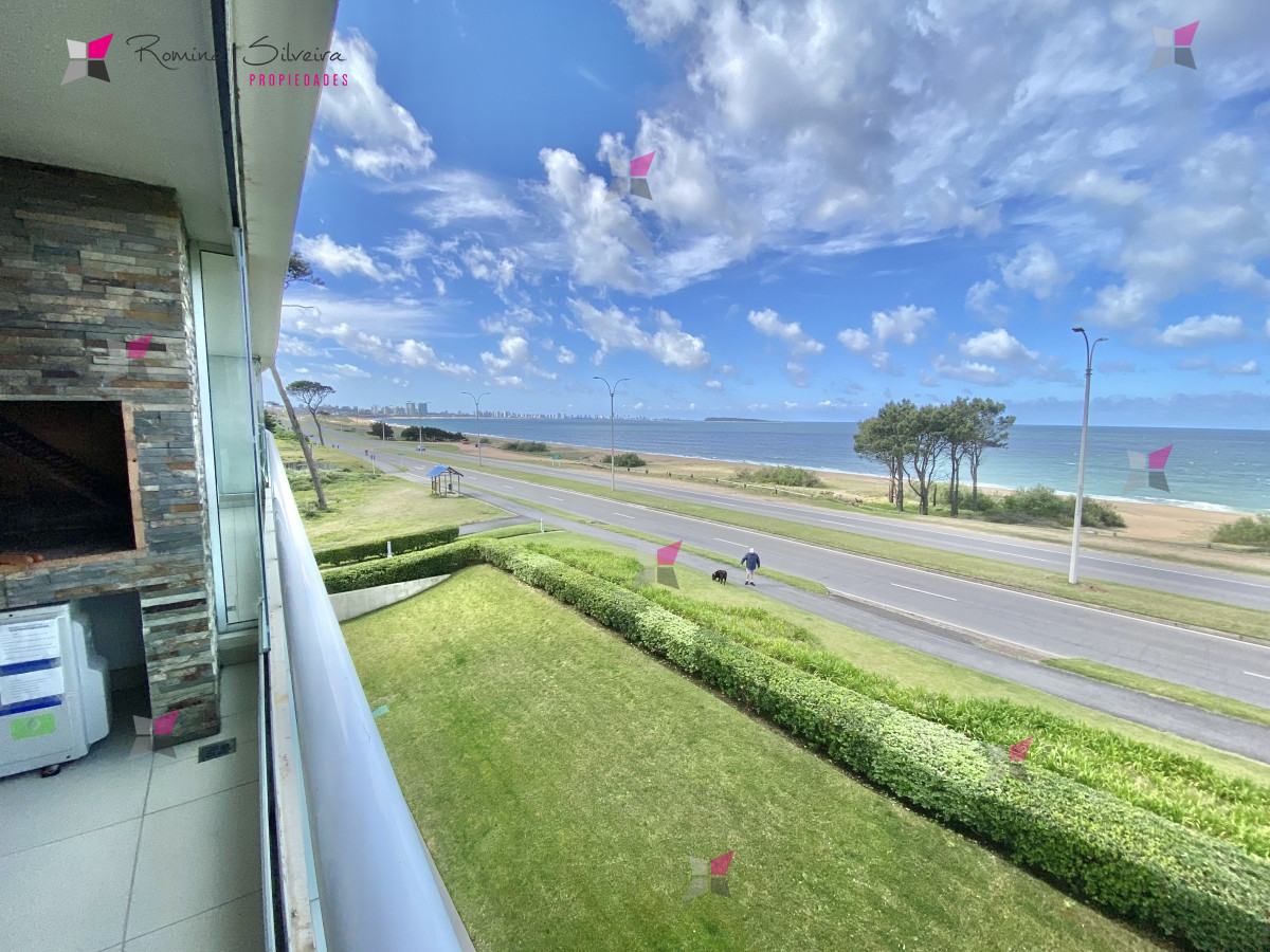 VENTA DE  APARTAMENTO DE 2 DORMITORIOS FRENTE AL MAR EN EDIFICIO CRUCEROS PUNTA DEL ESTE  - RSP12578A