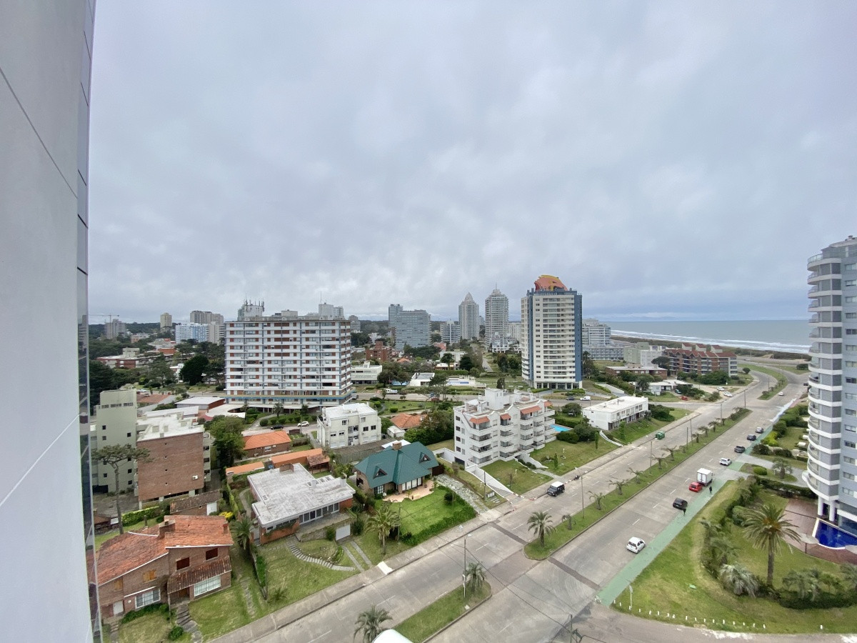 APARTAMENTO EN ALQUILER TEMPORAL DE 2 DORMITORIOS Y MEDIO EN EDIFICIO FOREST TOWER II PUNTA DEL ESTE  - RSP6933A