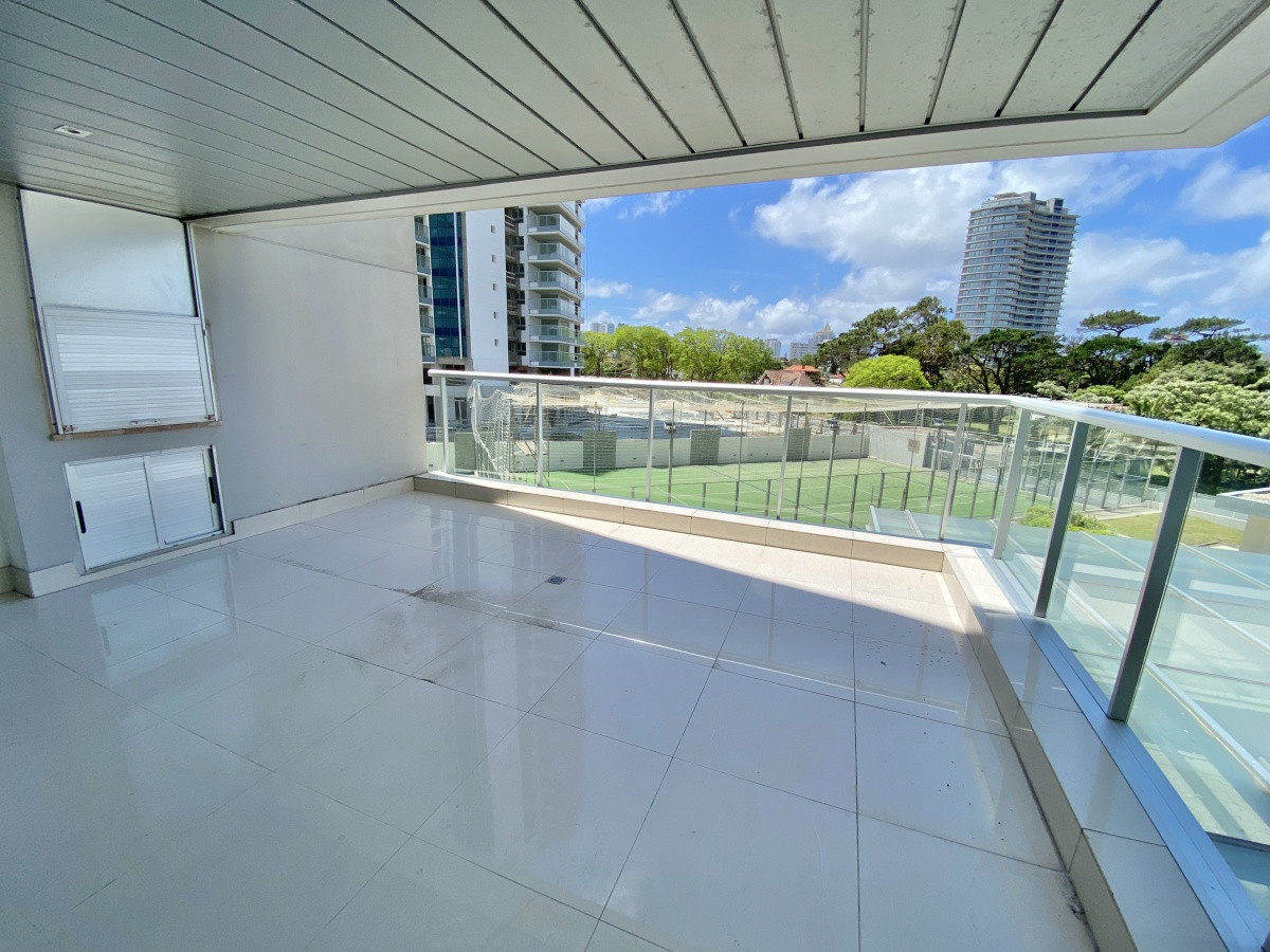VENTA DE APARTAMENTO DE 2 DORMITORIOS EN MIAMI BOULEVARD PUNTA DEL ESTE  - RSP10971A