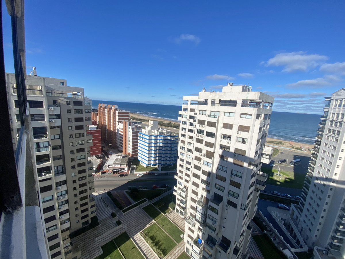 VENTA DE APARTAMENTO DE 3 DORMITORIOS EN PARQUEMAR CENTER F - RSP17924A