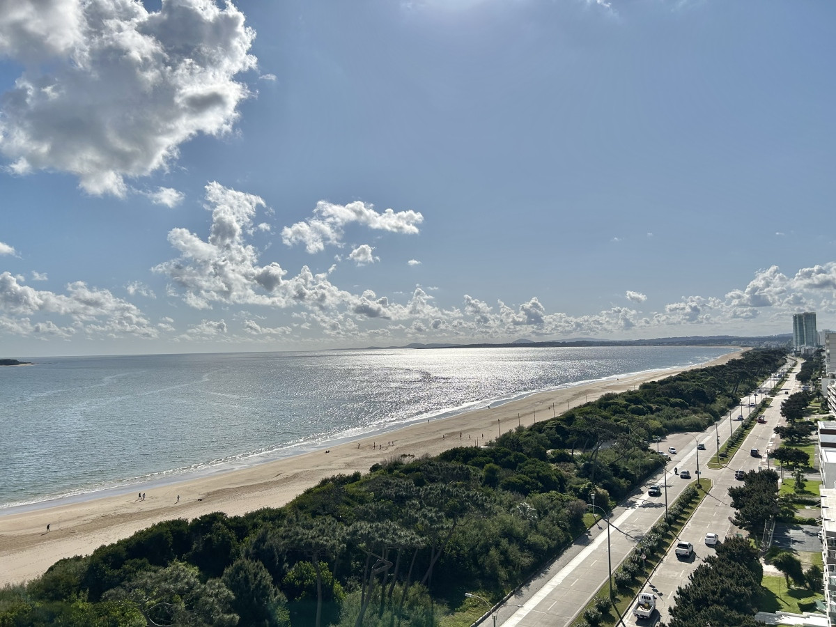 ALQUILER INVERNAL APARTAMENTO DE 3 SUITES EN EDIFICIO PARAMOUNT TOWER PUNTA DEL ESTE  - RSP12806A