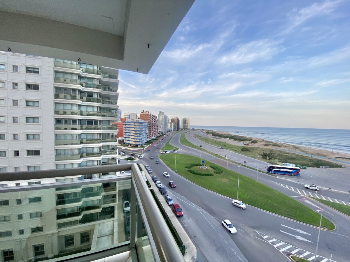 VENTA APARTAMENTO 3 DORMITORIOS Y DEPENDENCIA EDIFICIO IMPERIALE PUNTA DEL ESTE - RSP13956A