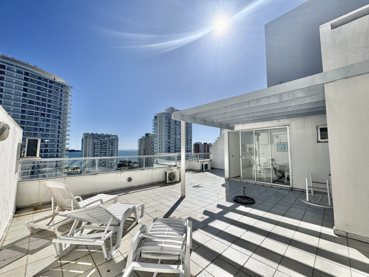 PENT-HOUSE EN VENTA DE 2 DORMITORIOS Y PARRILLERO PROPIO - PLAYA MANSA - RSP16724A