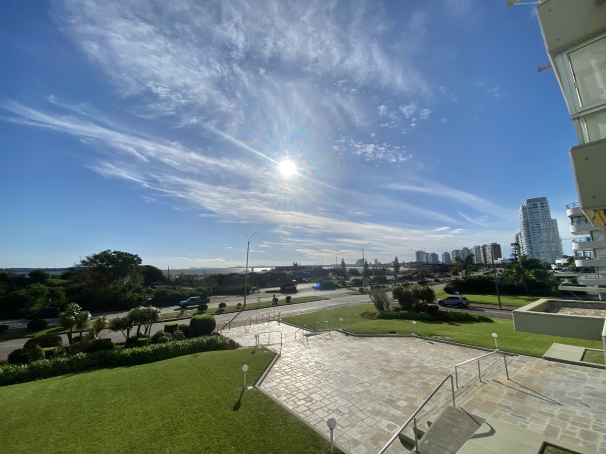 VENTA APARTAMENTO 4 DORMITORIOS, MALECON IV- PUNTA DEL ESTE. - RSP18409A