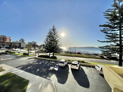 Apartamento de 3 Dormitorios Frente a Playa Mansa - Punta del Este