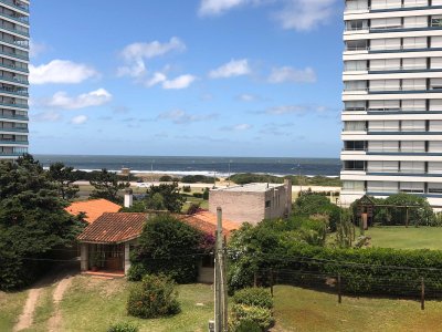 Vista al mar de living y dormitorios 
2 dormitorios
2 baños 
living comedor 
cocina 
terraza 
Garage 
Gran hall de entrada
Estar para mayores
Sala de juegos para niños
Sala para adolescentes
Gimnasio de última generación 
piscina exterior climatizada
Deck y solárium
3 barbacoas en azotea independientes totalmente equipadas
3 parrilleros en planta baja totalmente equipados con modulación para salón de fiestas
Internet con wi fi
Jardines totalmente parquizados
servicio de playa 
mucama optativa

Recepción las 24 horas 