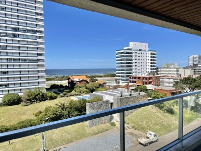 Excelente apto de 2 dormitorio , 2 baños, living comedor , cocina , terraza y garage . con todo los amenities 
2 dormitorios , 2 baños uno en suite , living comedor , cocina integrada, terraza y garaje .
Gran hall de entrada
Estar para mayores
Sala de juegos para niños
Sala para adolescentes
Gimnasio de última generación 
Sauna
Gran piscina exterior climatizada
Deck y solárium
3 barbacoas en azotea independientes totalmente equipadas
3 parrilleros en planta baja totalmente equipados con modulación para salón de fiestas
Internet con wi fi
Departamento para portería en planta baja
Jardines totalmente parquizados
servicio de playa 
mucama optativa
Consulte por mas información 