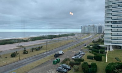 VENTA DE APARTAMENTO DE 3 DORMITORIOS Y SERVICIO EN EDIFICIO TIBURON PUNTA DEL ESTE
