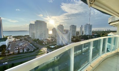 VENTA APARTAMENTO 3 DORMITORIOS EN SUITE MANSA PUNTA DEL ESTE