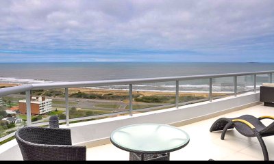 VENTA PENTHOUSE DE 3 SUITES Y DEPENDENCIA DE SERVICIO EN EDIFICIO QUARTIER DEL MAR PUNTA DEL ESTE EN BRAVA