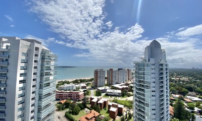 VENTA DE APARTAMENTO DE 3 DORMITORIOS Y SERVICIO EN EDIFICIO MIAMI BOULEVARD PUNTA DEL ESTE